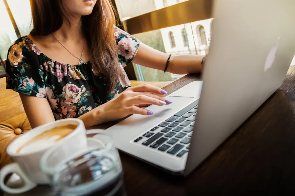 Pekerja kreatif menggunakan ponsel dan laptop untuk produktivitas kerja